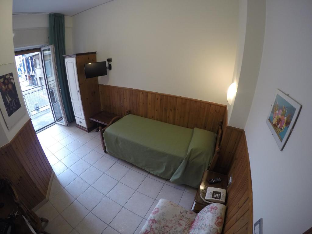 Postel nebo postele na pokoji v ubytování Tourist Hotel