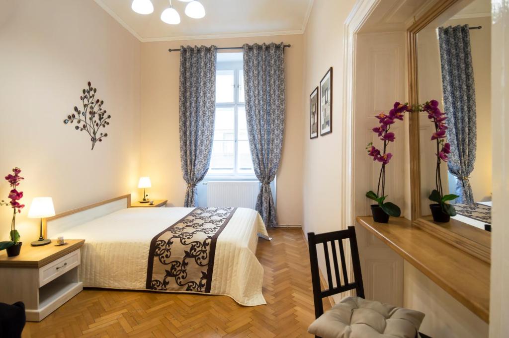 プラハにあるModern Apartment Perlovaのベッドルーム(ベッド1台、窓付)