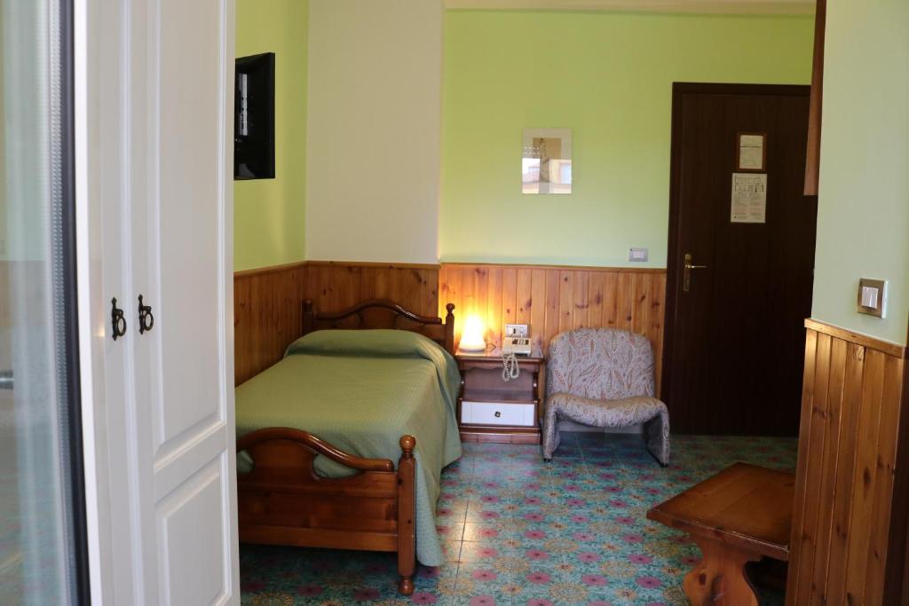 Postel nebo postele na pokoji v ubytování Tourist Hotel