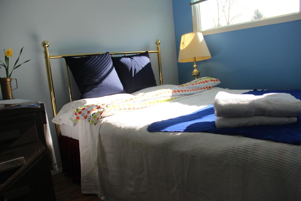 Postel nebo postele na pokoji v ubytování Winnipeg Homestay