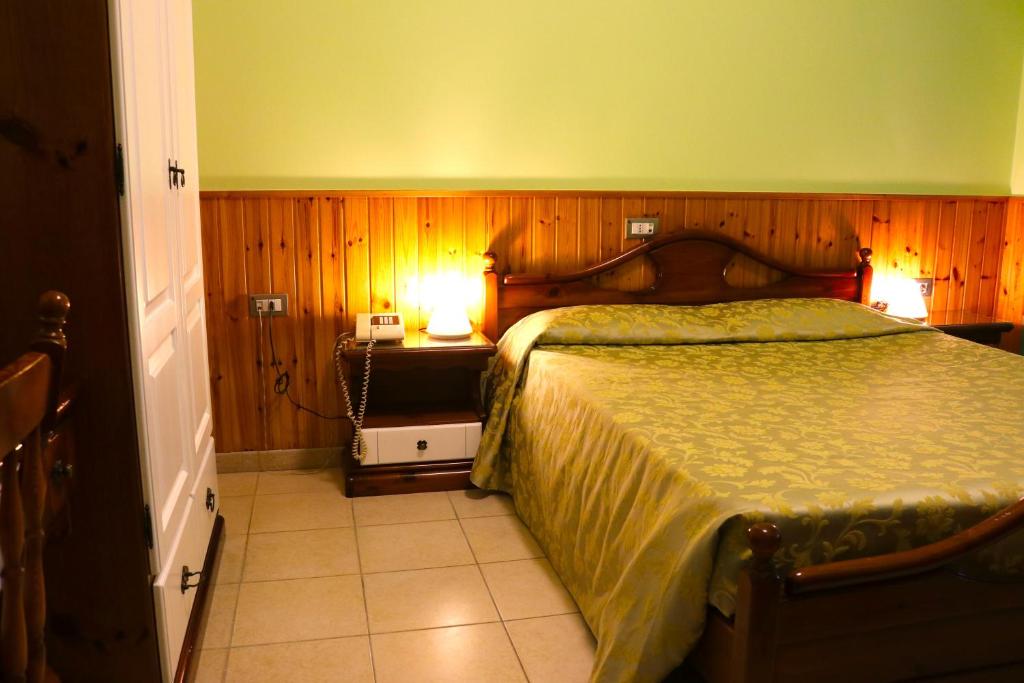 Postel nebo postele na pokoji v ubytování Tourist Hotel