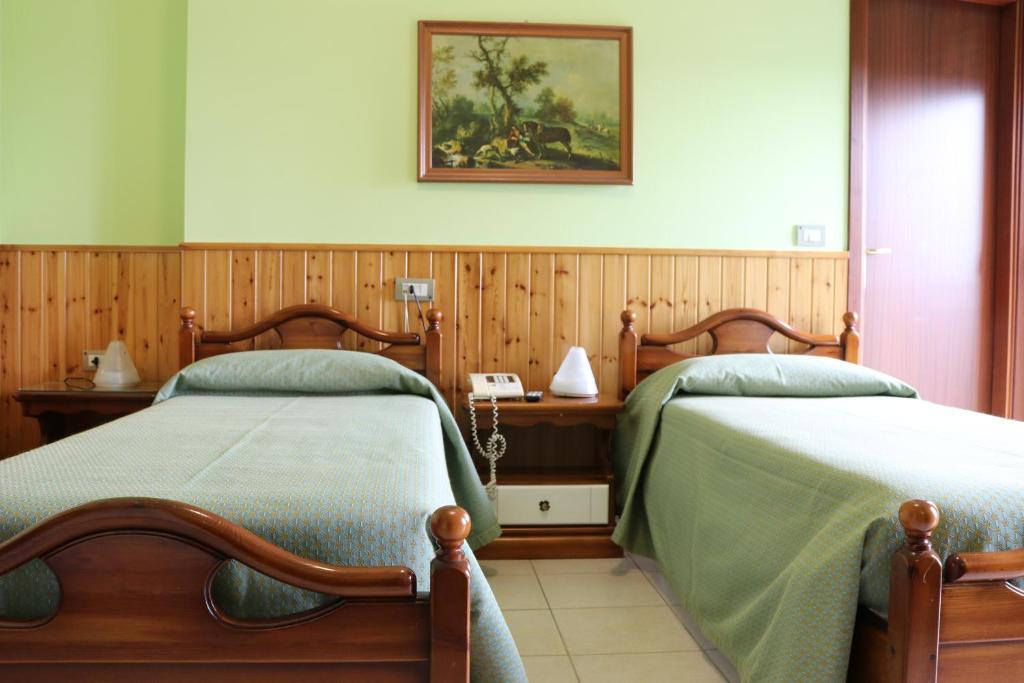 Postel nebo postele na pokoji v ubytování Tourist Hotel