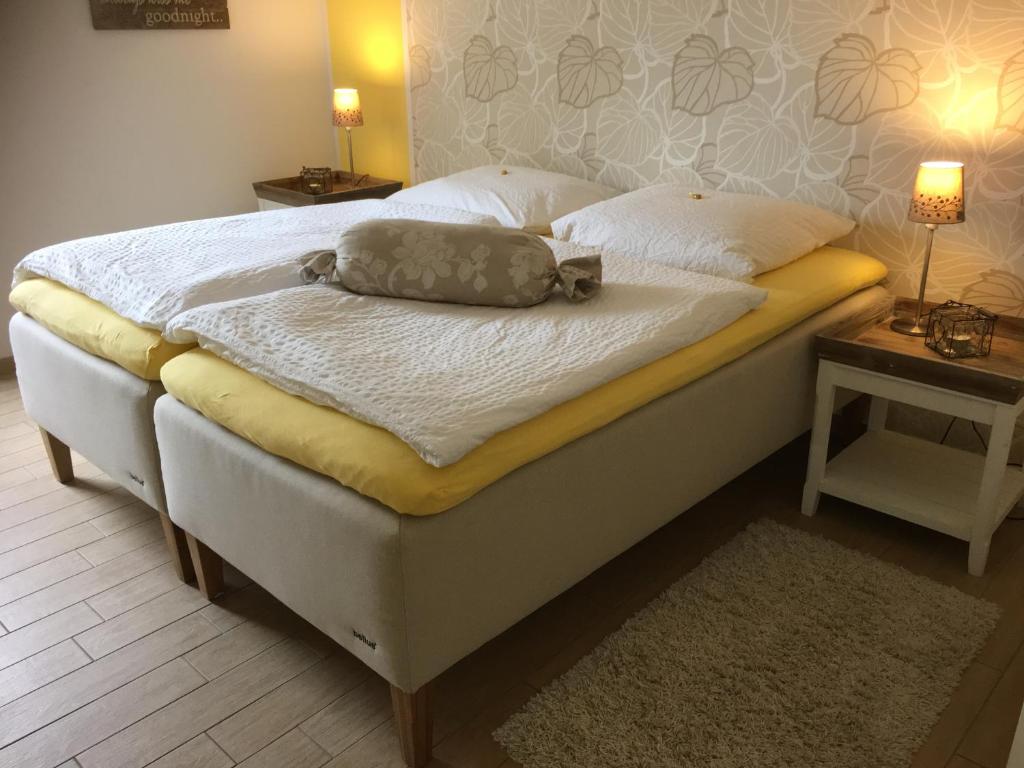 uma cama com um bicho de peluche em cima em SEASIDE APARTMENTS - SANDY GOLD em Eckernförde