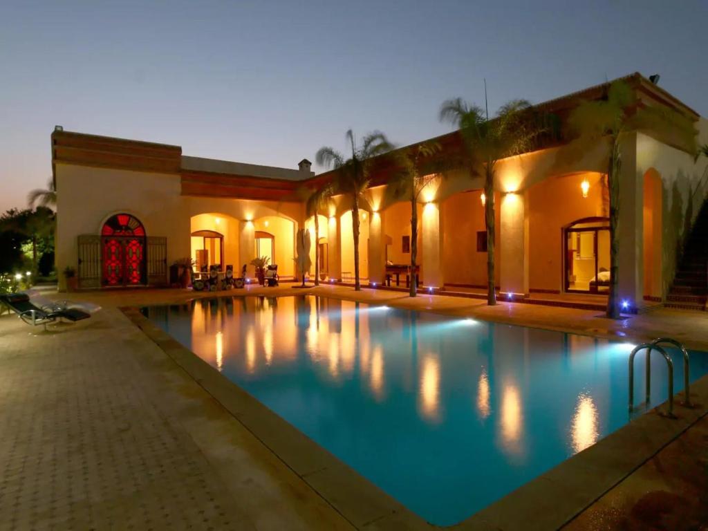 a swimming pool in the middle of a building at Maison d'hote Oceania in Marrakesh