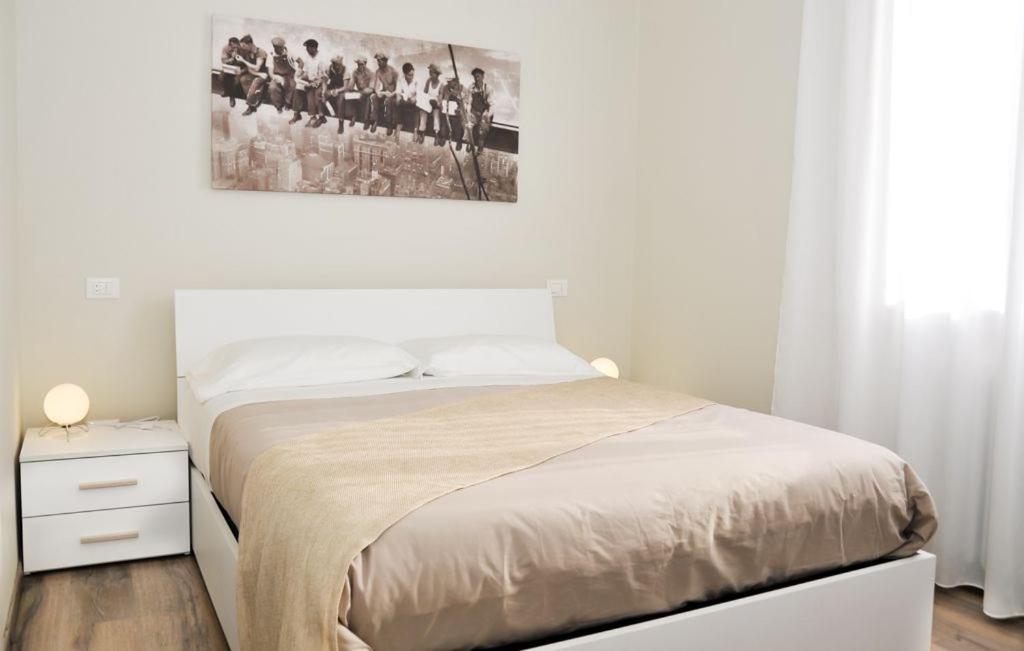 アレッツォにあるCasa Vacanze Centro Fiereのベッドルーム1室(ベッド1台付)が備わります。壁に絵が飾られています。