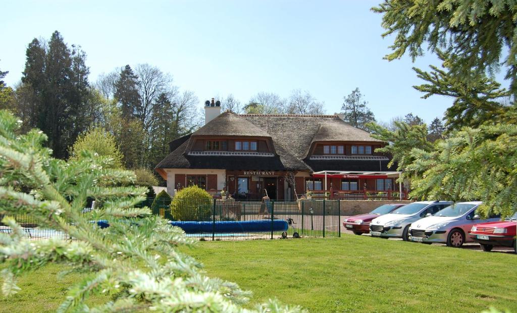 une maison avec des voitures garées devant elle dans l'établissement Relais Saint Michel, à Saint-Michel