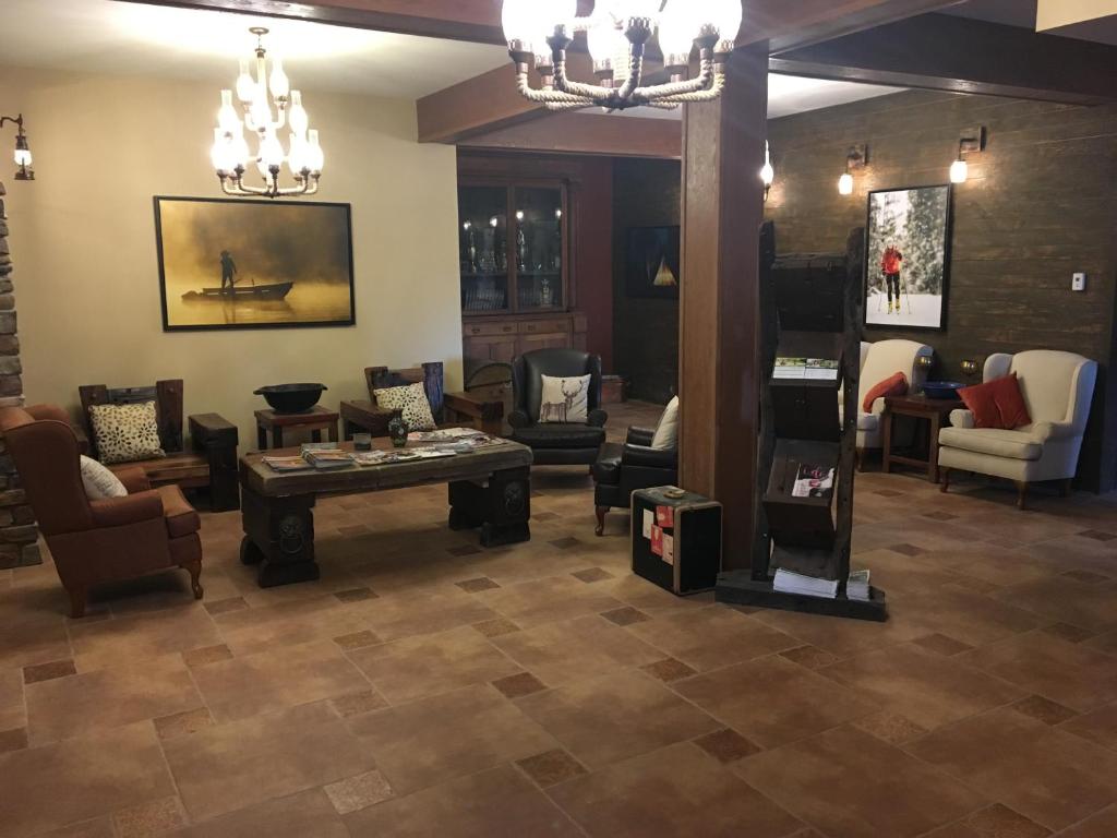 uma grande sala com cadeiras e uma mesa numa loja em Spruce Hill Resort & Spa em 108 Mile Ranch