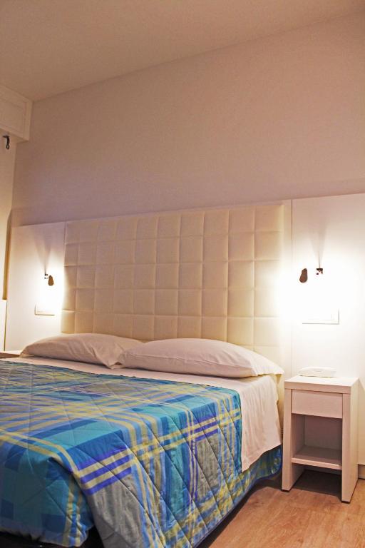 Postel nebo postele na pokoji v ubytování Hotel Saint Tropez