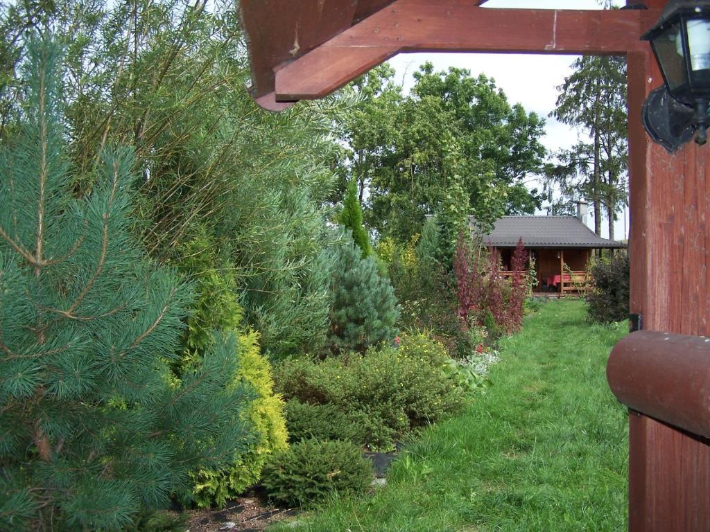 Vonkajšia záhrada v ubytovaní Domek na Skraju Wsi dostęp do jeziora UBLIK