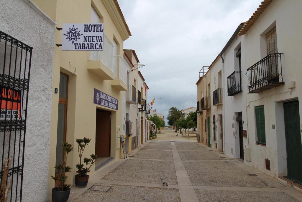 タバルカ島にあるHostal Nueva Tabarcaの建物の並ぶ町の空き道