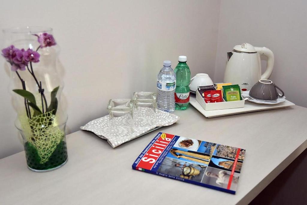 Příslušenství pro přípravu čaje a kávy v ubytování B&B Paradiso Relais