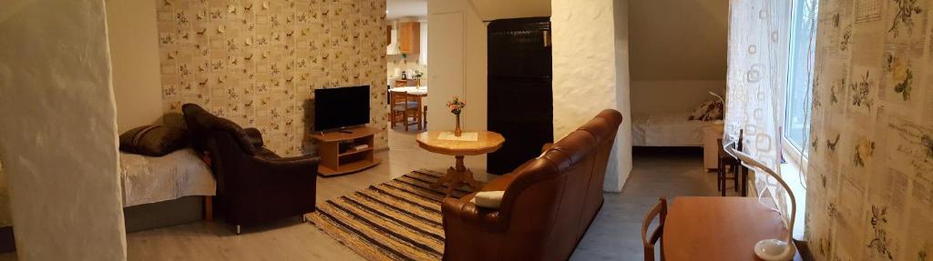 sala de estar con sofá y TV en Summer Apartment en Haapsalu