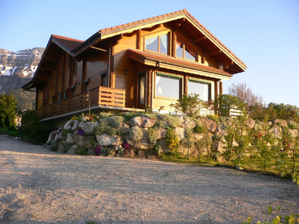 une maison assise au-dessus d'un mur en pierre dans l'établissement Chalet Les Aigles, à Saint-Sixt