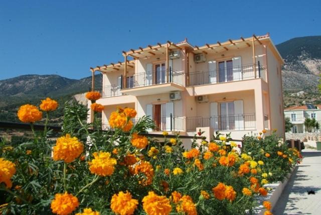 una casa con un ramo de flores delante de ella en Alkioni Studios, en Trapezaki