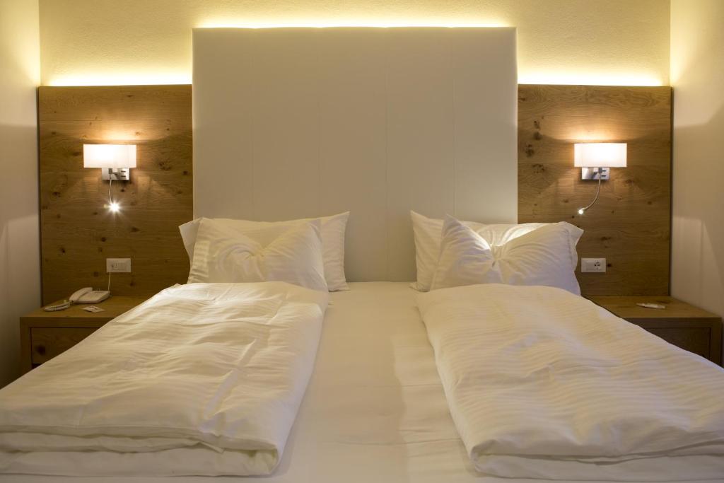 Posteľ alebo postele v izbe v ubytovaní Hotel Collini