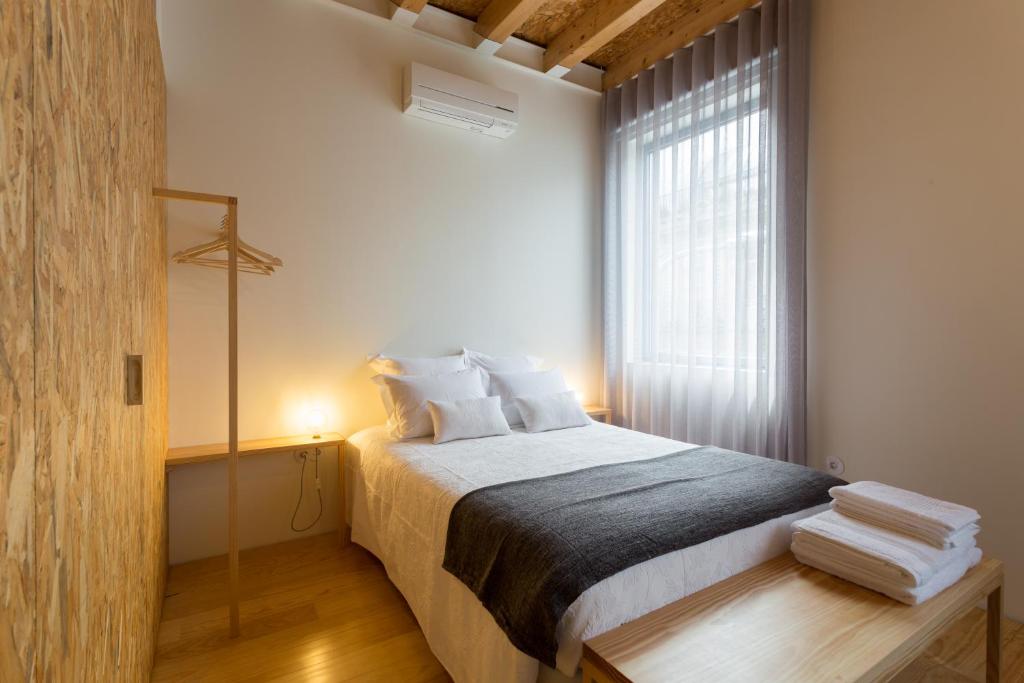 una camera da letto con un letto grande e una finestra di Casa da Figueiroa a Porto