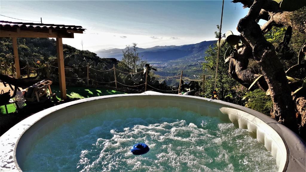 un jacuzzi con una pelota en el agua en Viuter Rural Cave House El Refugio de Miguel, en Vega de San Mateo