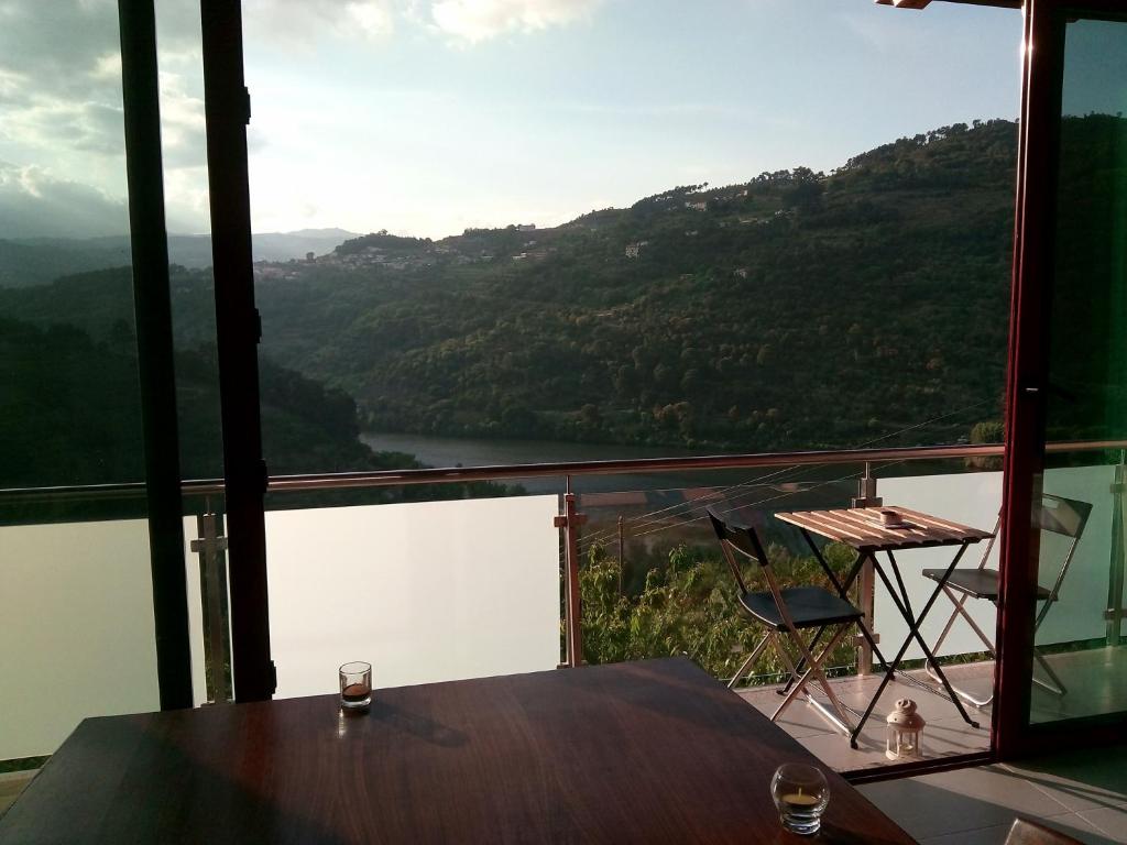 レゼンデにあるDouro Balconyのテーブルと椅子、川の景色を望むバルコニー