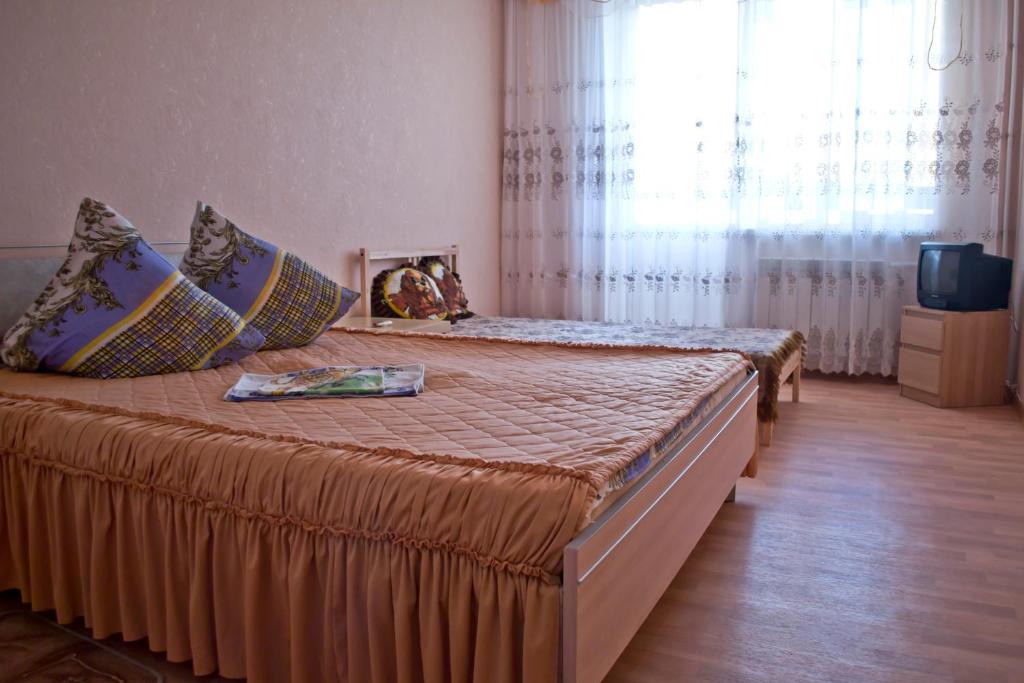 アルザマスにあるApartment ul. Karla Marksa, d. 61のベッドルーム(ベッド2台、テレビ付)