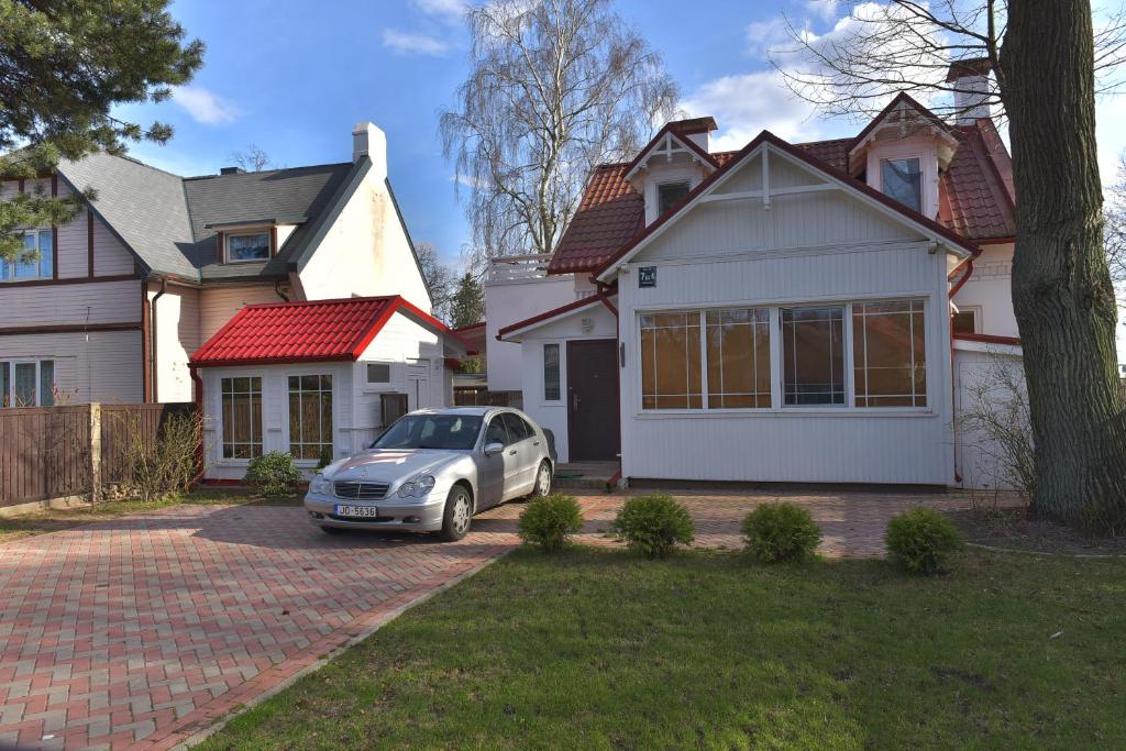 un'auto parcheggiata di fronte a una casa di Jurmala Guest House Markiza a Jūrmala