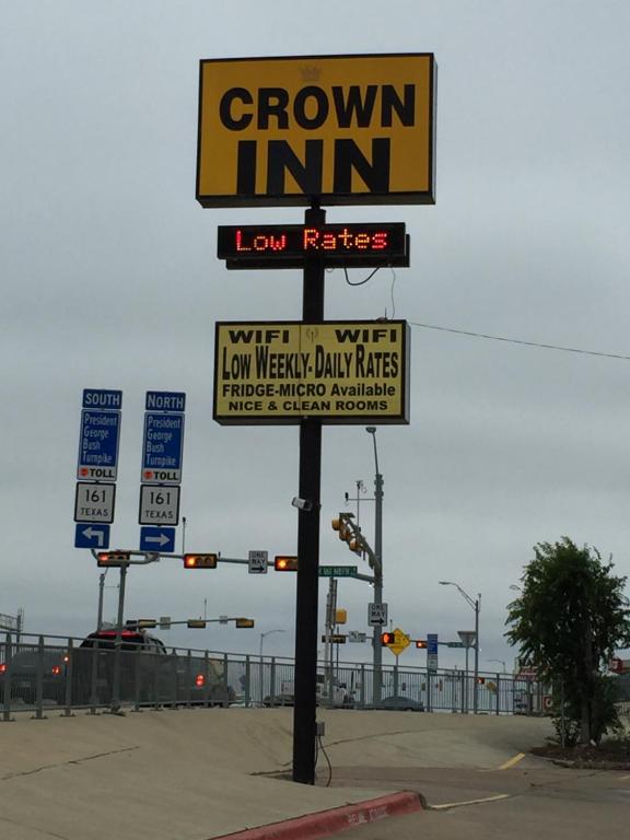 Un cartel de un gimnasio en una calle. en Crown Inn Grand Prairie, en Grand Prairie