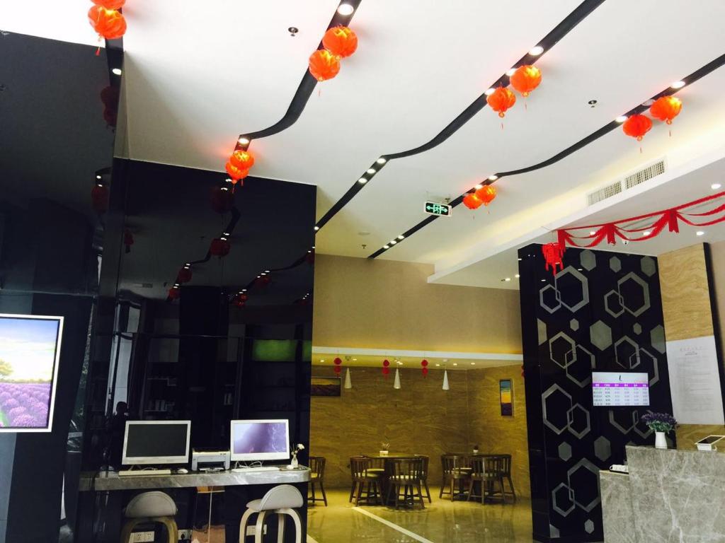 a room with orange lights on the ceiling at Foshan Lavande Kuiqi Road Subway Station in Foshan