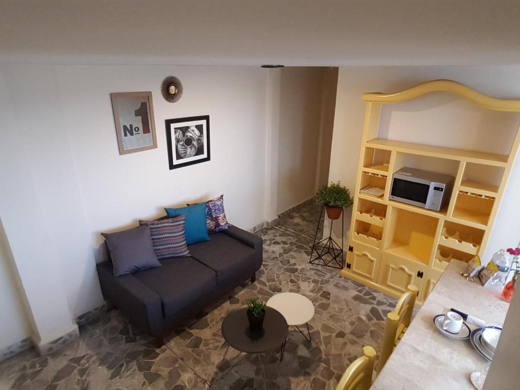 sala de estar con sofá y mesa en Casa Villaliz, en Toluca