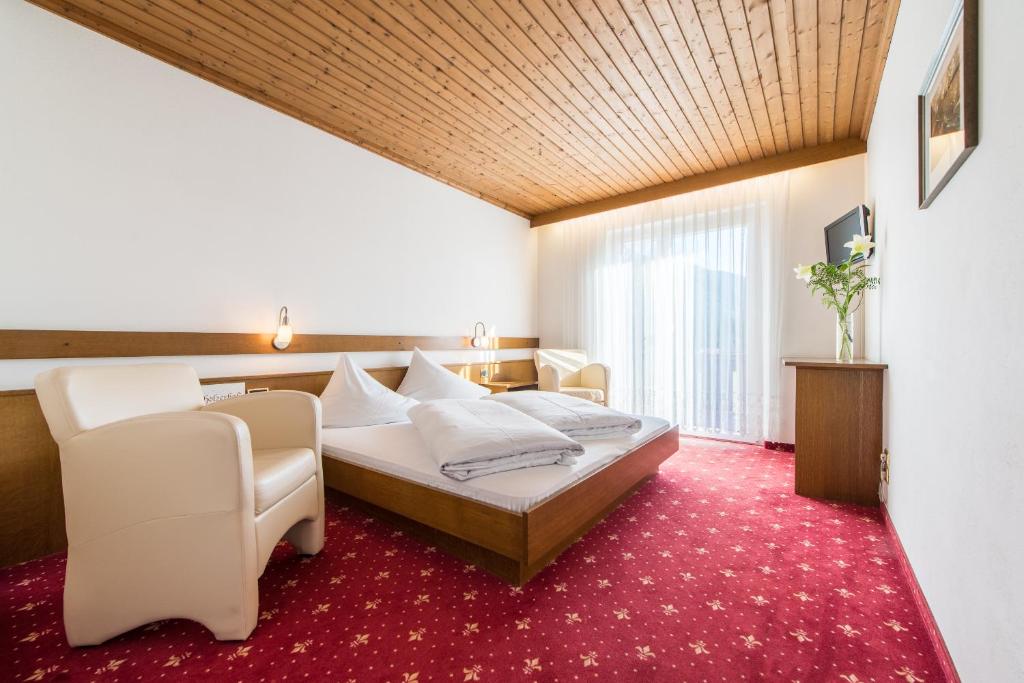 Postel nebo postele na pokoji v ubytování Hotel Antholzerhof