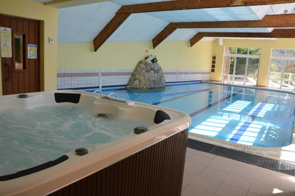 Der Swimmingpool an oder in der Nähe von Hôtel Le Picors