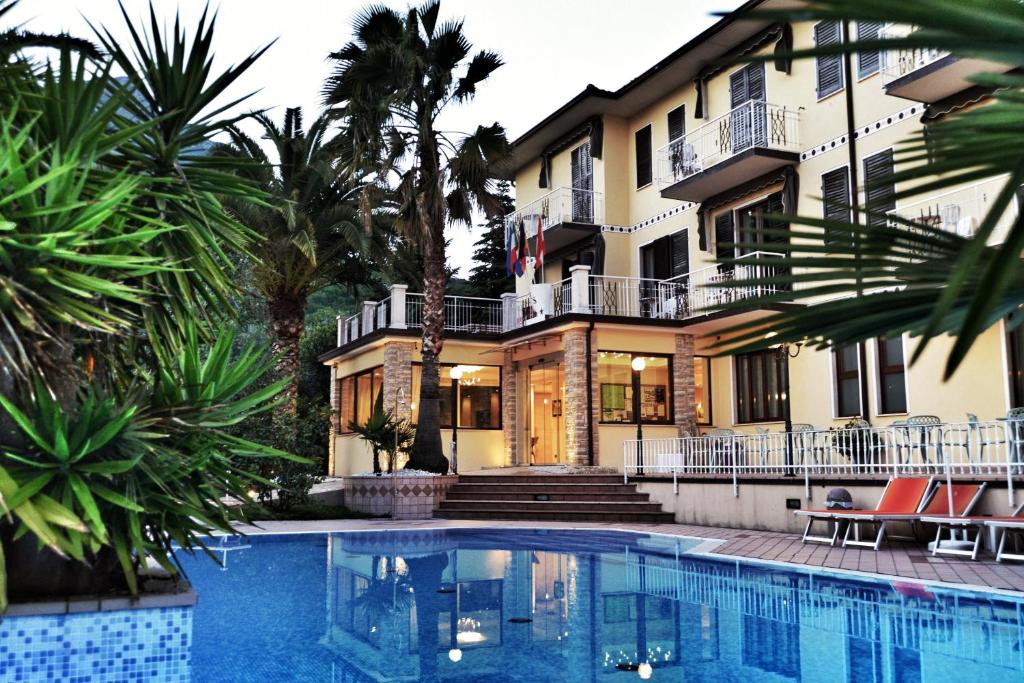 Bazén v ubytování Hotel Sorriso nebo v jeho okolí