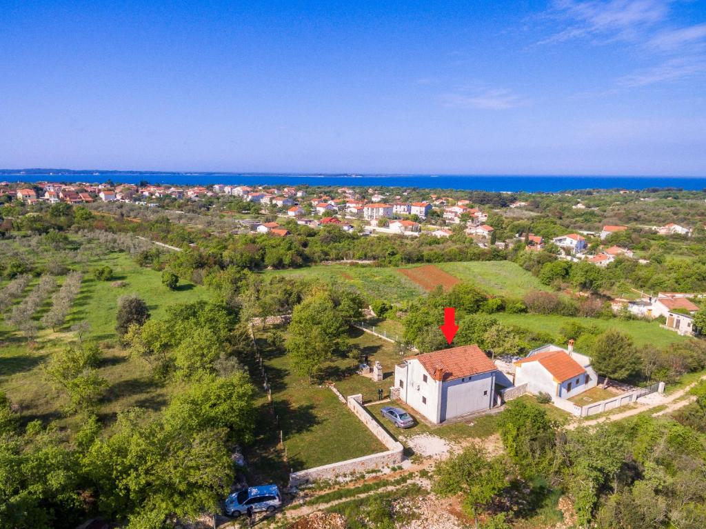 widok z powietrza na mały domek na polu w obiekcie House AT w mieście Peroj