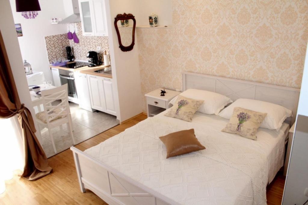 Kuchyňa alebo kuchynka v ubytovaní Studio Miko - top location