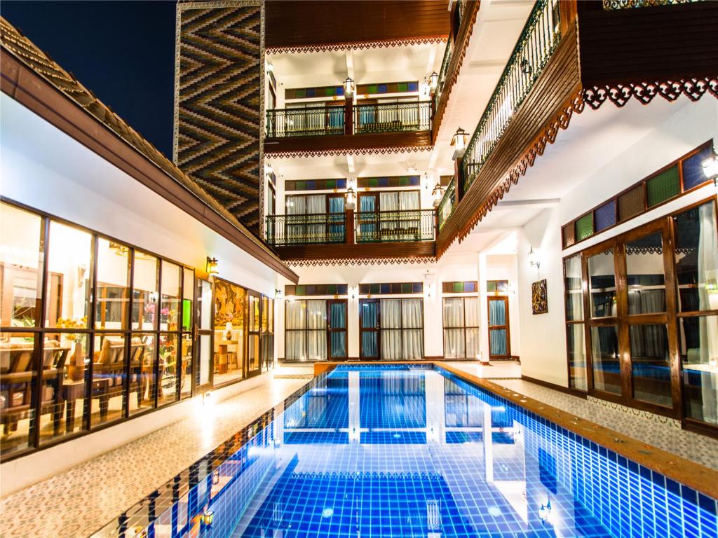 清邁的住宿－和泰精品酒店，一座带泳池导览器的大楼内的室内游泳池