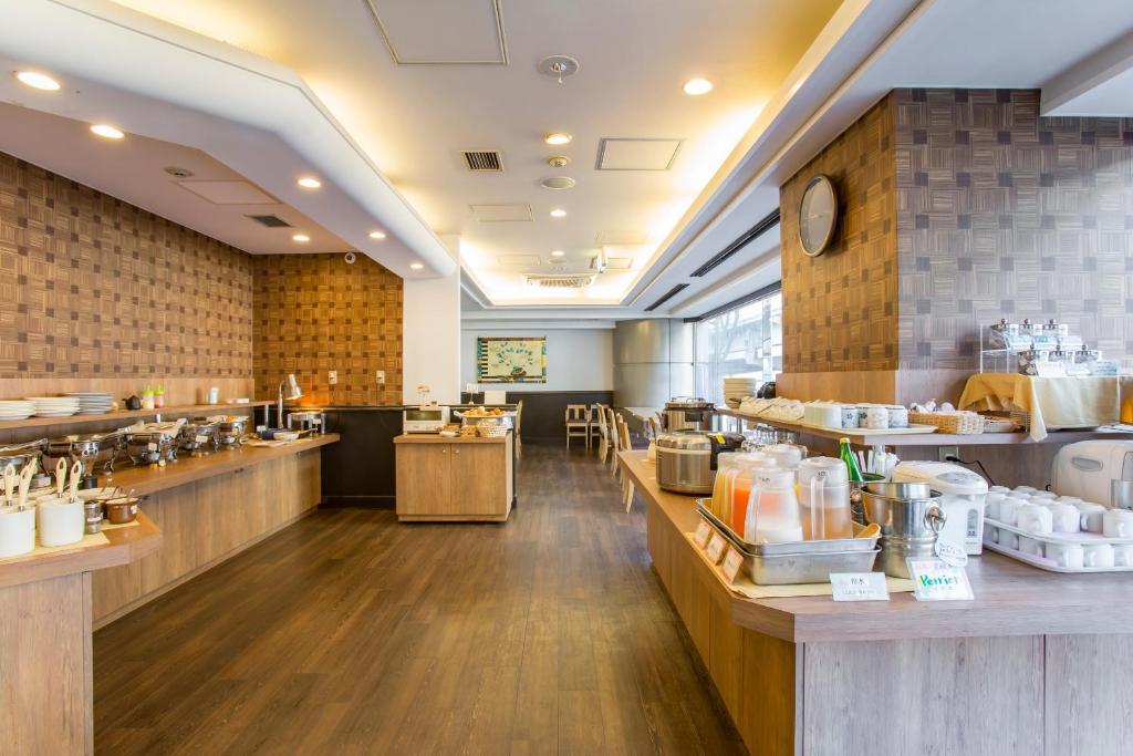 a fast food restaurant with counters and a cafeteria at Hotel Route-Inn Tokyo Ikebukuro in Tokyo