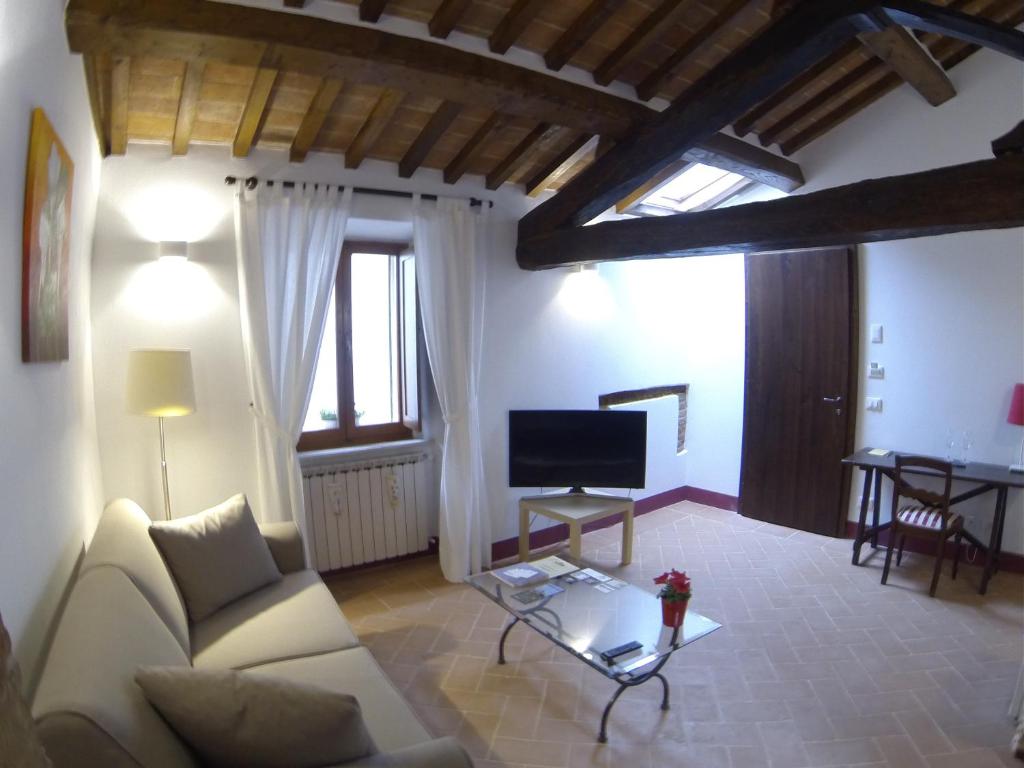 Televízia a/alebo spoločenská miestnosť v ubytovaní Il Palazzetto