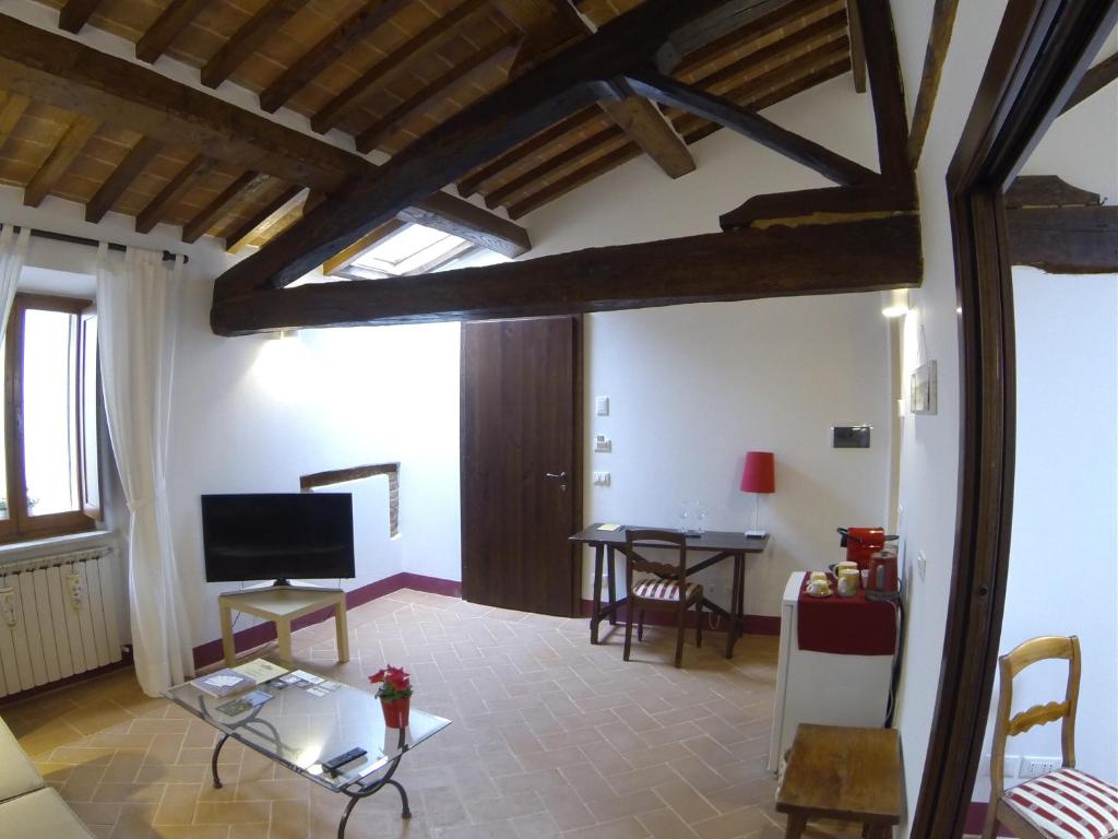 Televízia a/alebo spoločenská miestnosť v ubytovaní Il Palazzetto