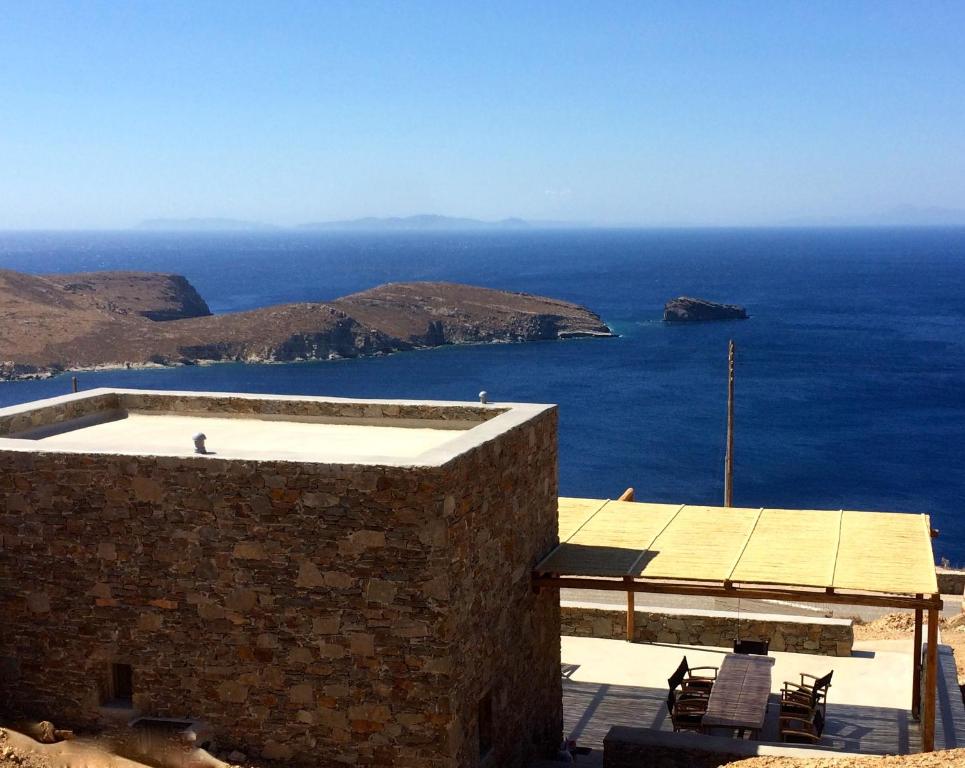 kamienny budynek z widokiem na ocean w obiekcie deep blue villas, Serifos w mieście Serifos Chora