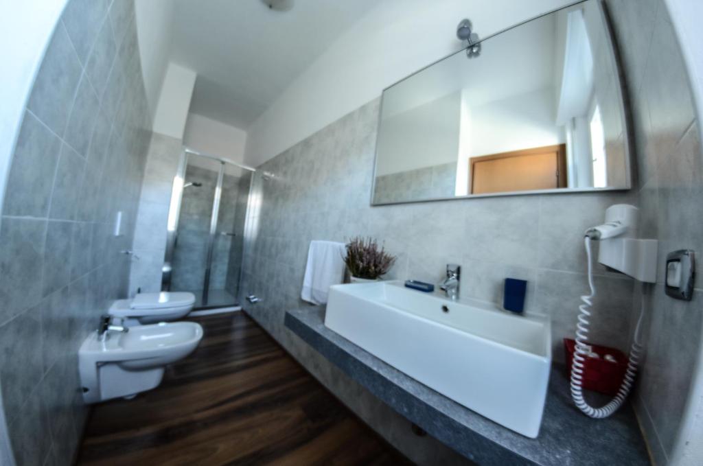 Koupelna v ubytování Hotel National