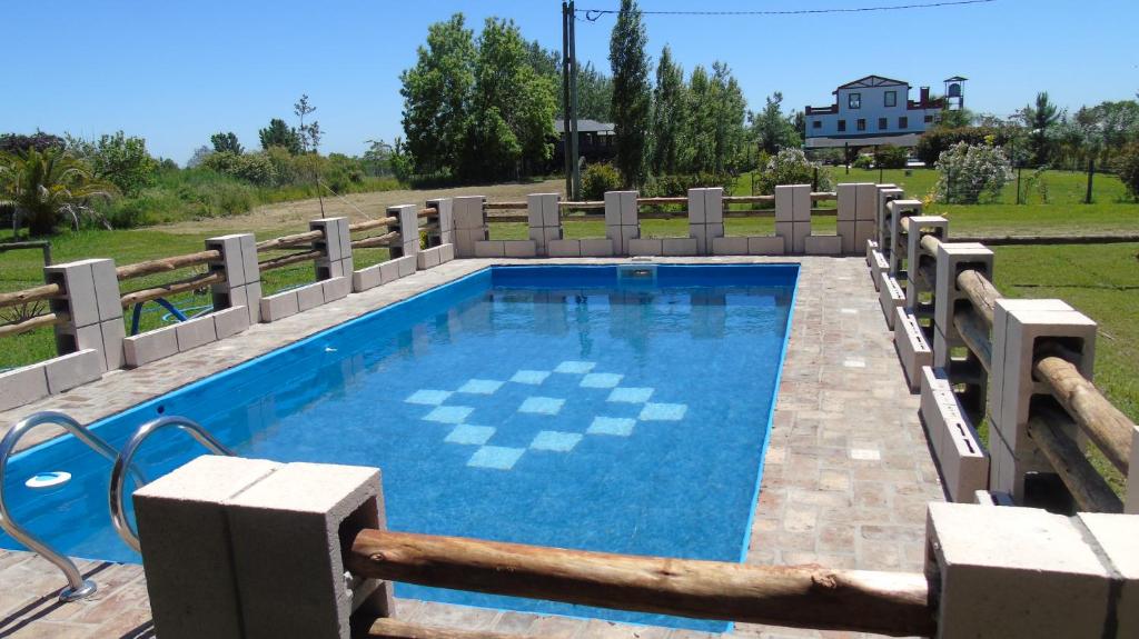 una piscina con una valla alrededor en Namaste en San Pedro