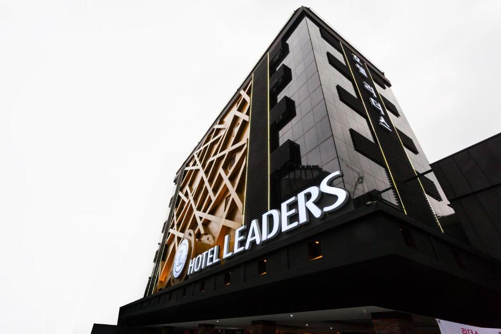 een gebouw met een bord aan de zijkant bij Hotel Leaders in Seoul