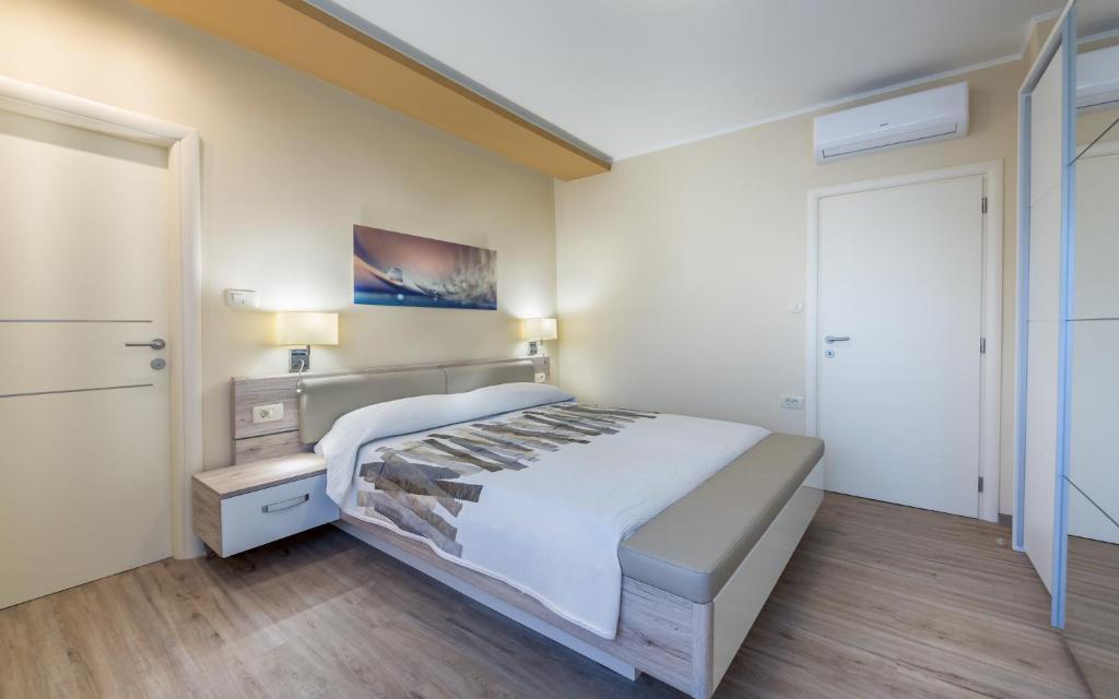 Posteľ alebo postele v izbe v ubytovaní Apartments Dujmic - 50m from the sea with private parking