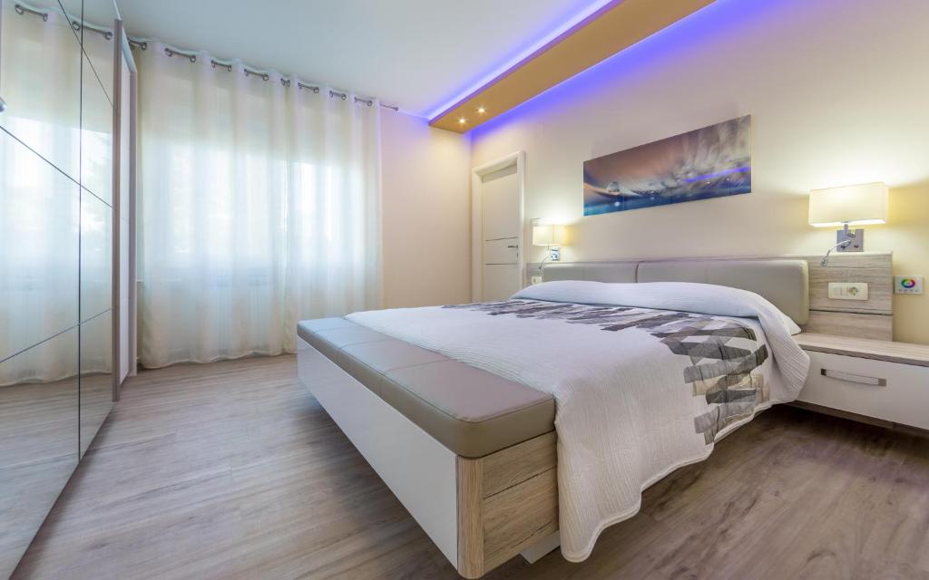 Posteľ alebo postele v izbe v ubytovaní Apartments Dujmic - 50m from the sea with private parking