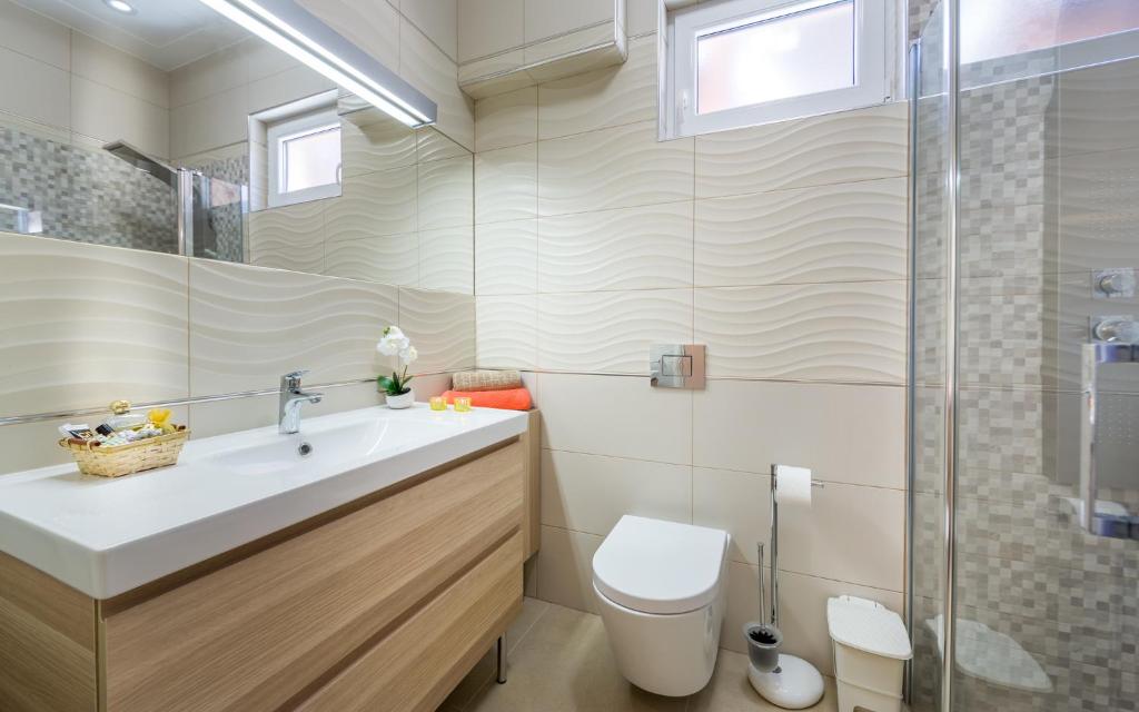 Kúpeľňa v ubytovaní Apartments Dujmic - 50m from the sea with private parking