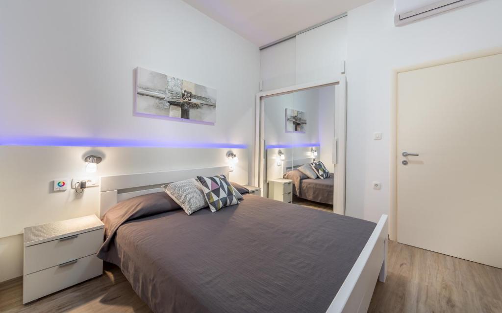 Posteľ alebo postele v izbe v ubytovaní Apartments Dujmic - 50m from the sea with private parking