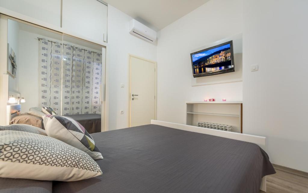 Posteľ alebo postele v izbe v ubytovaní Apartments Dujmic - 50m from the sea with private parking
