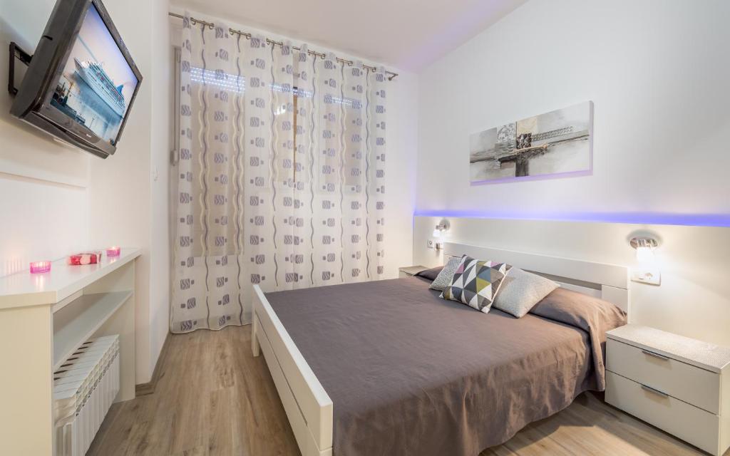 Posteľ alebo postele v izbe v ubytovaní Apartments Dujmic - 50m from the sea with private parking