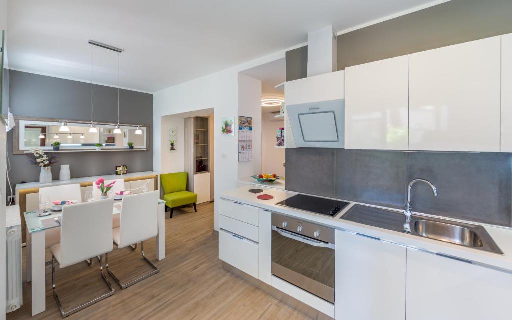 Kuchyňa alebo kuchynka v ubytovaní Apartments Dujmic - 50m from the sea with private parking
