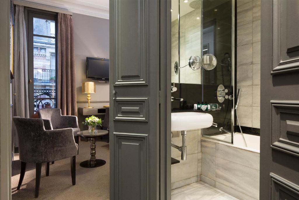 Phòng tắm tại Hotel Lumen Paris Louvre