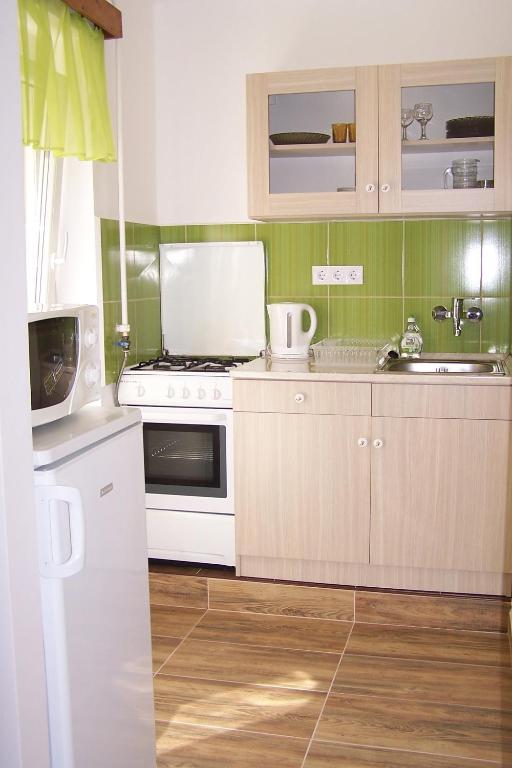 Kuchyňa alebo kuchynka v ubytovaní Like Apartman