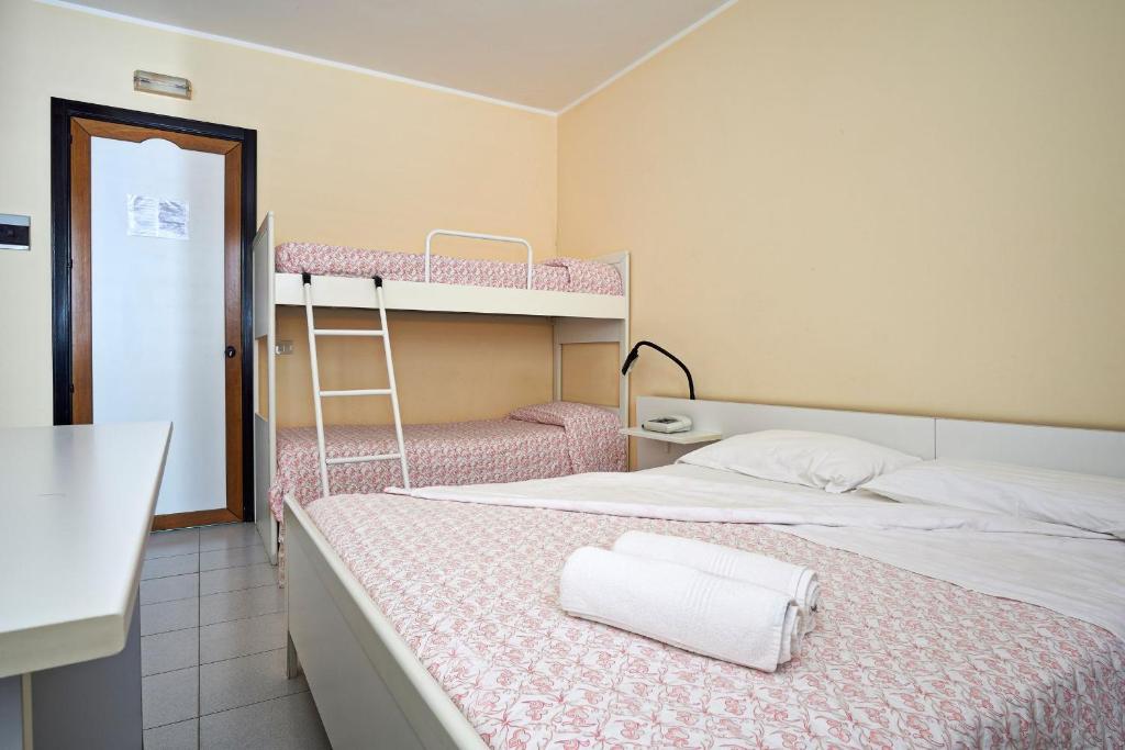 Hotel Mazzurco في Cesarò: غرفة نوم بسريرين بطابقين وسلم
